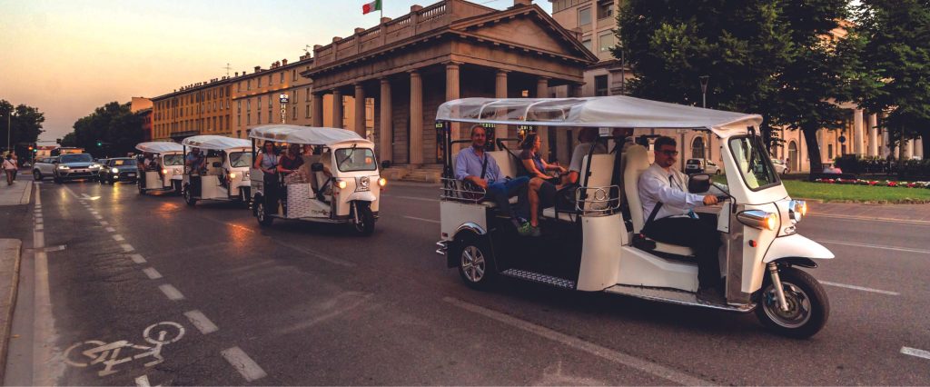 immagine tuktuk città bassa propilei